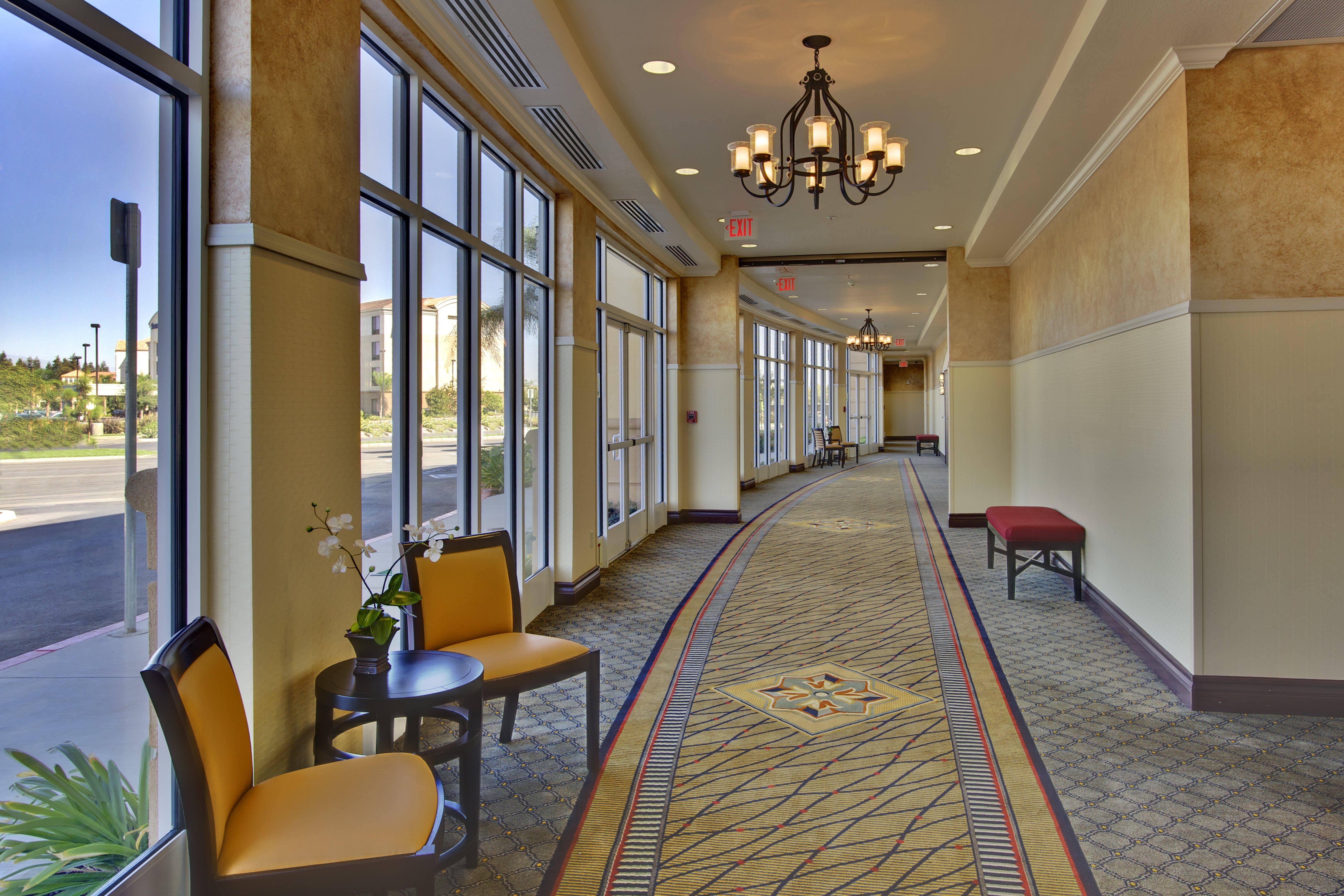 Holiday Inn & Suites Bakersfield By Ihg Esterno foto